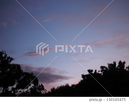 美しい夕焼け　夕焼けの芸術　様々な表情を見せてくれる。　コピースペースに最適 130185875