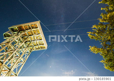 夜空に輝く遊園地の鉄塔 130185901