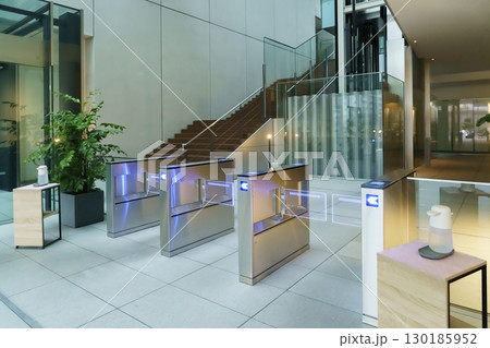 オフィスビルのエントランスロビー　撮影協力:スカパー東京メディアセンター 130185952