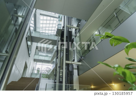 オフィスビルのエントランス階段　エレベーター　撮影協力:スカパー東京メディアセンター 130185957