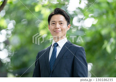 ビジネス 男性 新緑 ポートレート ビジネス 男性 新緑 ポートレート 130186235