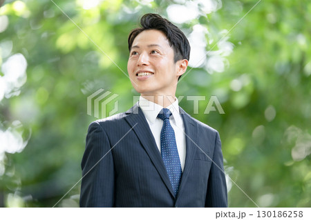 ビジネス　男性　新緑　ポートレート 130186258