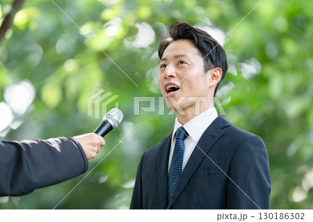 ビジネス　男性　新緑　インタビュー 130186302