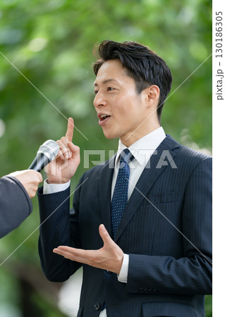 ビジネス 男性 新緑 インタビュー ビジネス 男性 新緑 インタビュー 130186305