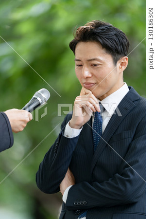 ビジネス　男性　新緑　インタビュー 130186309