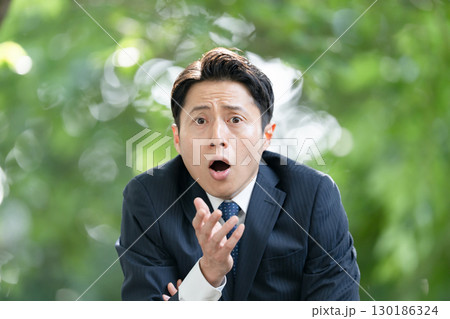 ビジネス　男性　新緑　驚く 130186324