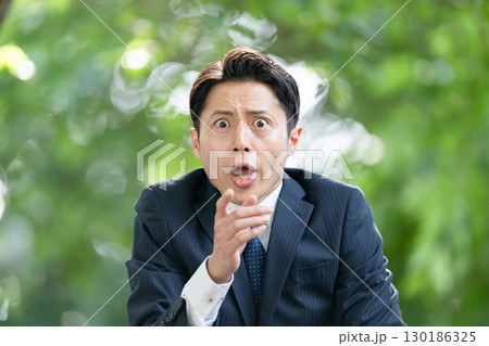 ビジネス　男性　新緑　驚く 130186325