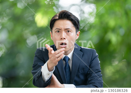 ビジネス　男性　新緑　驚く 130186326