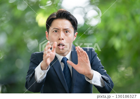 ビジネス　男性　新緑　驚く 130186327