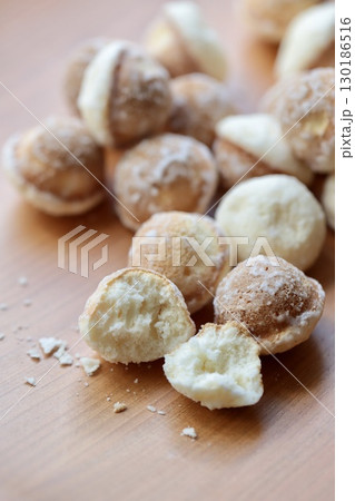 半分にちぎったお砂糖でコーティングした鈴カステラ 130186516