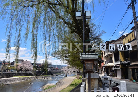 日本の岐阜県の高山市 中心部を流れる宮川と観光名所の宮川朝市 満開の桜と美しい青空 お昼過ぎの様子 日本の岐阜県の高山市 中心部を流れる宮川と観光名所の宮川朝市 満開の桜と美しい青空 お昼過ぎの様子 130186541