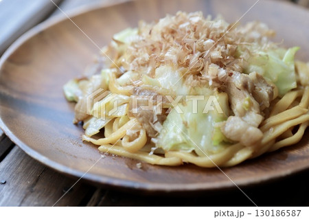 豚バラとキャベツたっぷりの焼きうどん 豚バラとキャベツたっぷりの焼きうどん 130186587