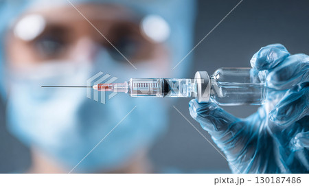 注射器を準備する防護服の医療従事者 130187486