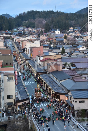日本の岐阜県の高山市 春の高山祭の夜祭 日没後に巡行する提灯屋台 街並みの俯瞰写真 日本の岐阜県の高山市 春の高山祭の夜祭 日没後に巡行する提灯屋台 街並みの俯瞰写真 130187511