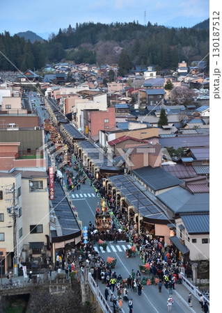 日本の岐阜県の高山市 春の高山祭の夜祭 日没後に巡行する提灯屋台 街並みの俯瞰写真 日本の岐阜県の高山市 春の高山祭の夜祭 日没後に巡行する提灯屋台 街並みの俯瞰写真 130187512