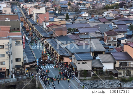 日本の岐阜県の高山市　春の高山祭の夜祭　日没後に巡行する提灯屋台　街並みの俯瞰写真 130187513