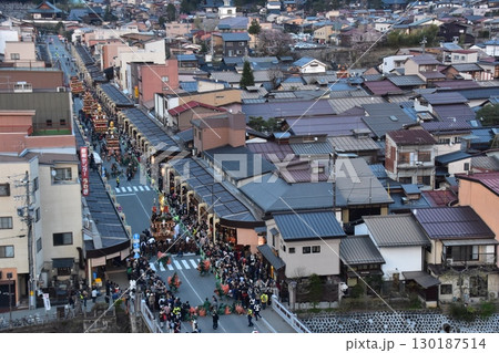 日本の岐阜県の高山市 春の高山祭の夜祭 日没後に巡行する提灯屋台 街並みの俯瞰写真 日本の岐阜県の高山市 春の高山祭の夜祭 日没後に巡行する提灯屋台 街並みの俯瞰写真 130187514