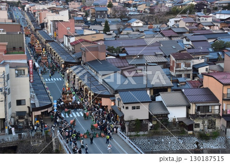 日本の岐阜県の高山市 春の高山祭の夜祭 日没後に巡行する提灯屋台 街並みの俯瞰写真 日本の岐阜県の高山市 春の高山祭の夜祭 日没後に巡行する提灯屋台 街並みの俯瞰写真 130187515