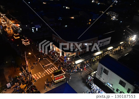 日本の岐阜県の高山市　春の高山祭の夜祭　日没後に巡行する提灯屋台　街並みの俯瞰写真 130187553