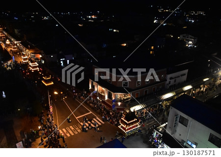 日本の岐阜県の高山市　春の高山祭の夜祭　日没後に巡行する提灯屋台　街並みの俯瞰写真 130187571