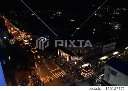日本の岐阜県の高山市　春の高山祭の夜祭　日没後に巡行する提灯屋台　街並みの俯瞰写真 130187572