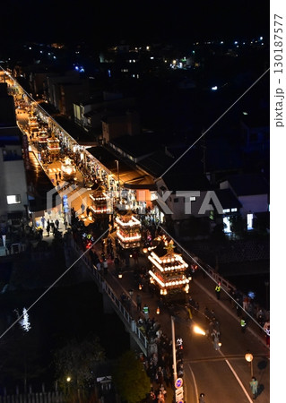 日本の岐阜県の高山市　春の高山祭の夜祭　日没後に巡行する提灯屋台　街並みの俯瞰写真 130187577