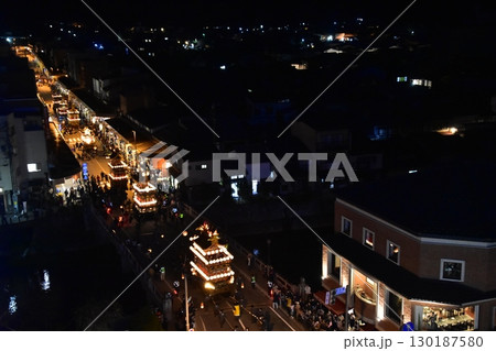 日本の岐阜県の高山市　春の高山祭の夜祭　日没後に巡行する提灯屋台　街並みの俯瞰写真 130187580