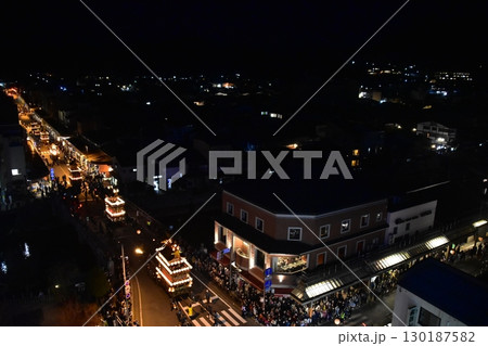 日本の岐阜県の高山市　春の高山祭の夜祭　日没後に巡行する提灯屋台　街並みの俯瞰写真 130187582