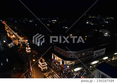 日本の岐阜県の高山市 春の高山祭の夜祭 日没後に巡行する提灯屋台 街並みの俯瞰写真 日本の岐阜県の高山市 春の高山祭の夜祭 日没後に巡行する提灯屋台 街並みの俯瞰写真 130187584