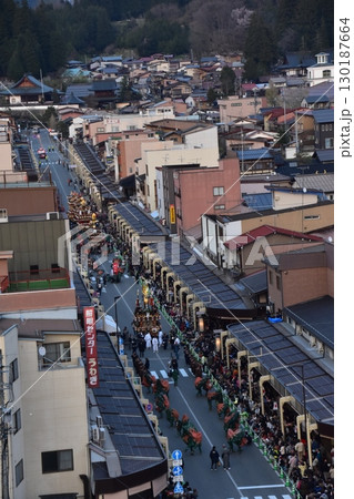 日本の岐阜県の高山市　春の高山祭の夜祭　日没後に巡行する提灯屋台　周辺の街並みと商店街と群衆の様子 130187664