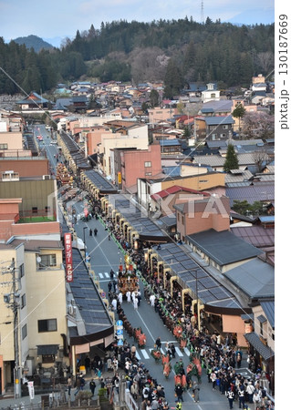 日本の岐阜県の高山市 春の高山祭の夜祭 日没後に巡行する提灯屋台 周辺の街並みと商店街と群衆の様子 日本の岐阜県の高山市 春の高山祭の夜祭 日没後に巡行する提灯屋台 周辺の街並みと商店街と群衆の様子 130187669