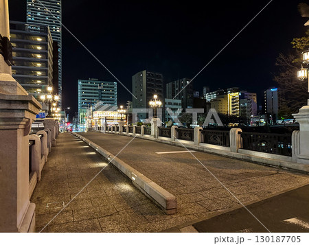 広島の夜の猿猴橋の風景 130187705