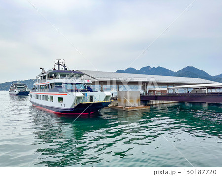 日本の広島の宮島のフェリーターミナルの風景 日本の広島の宮島のフェリーターミナルの風景 130187720
