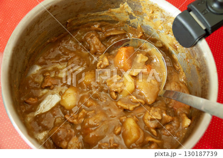 鍋底が見える残り少ないポークカレー 130187739