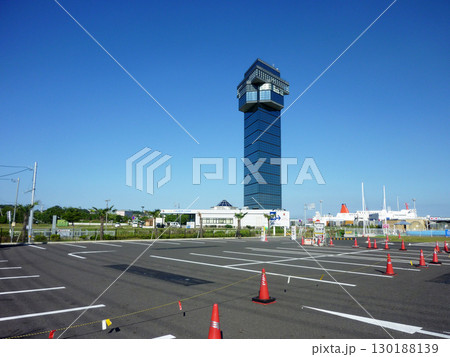 そびえ立つ大洗マリンタワー　夏の青空　茨城県東茨城郡大洗町港中央 130188139