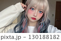 パステルグラデーションヘアの若い日本人女性｜セルフィー風ポートレート・ブルーアイと白トップスが印象的 130188182