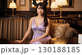 高級ラウンジで微笑むドレス姿の美しい日本人女性｜エレガントで洗練された大人の雰囲気 130188185