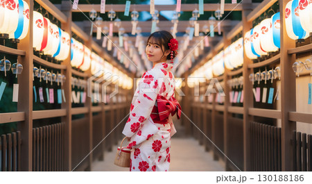 浴衣姿で夏祭りを楽しむ日本人女性｜風鈴と提灯が彩る幻想的な夏の風景 130188186