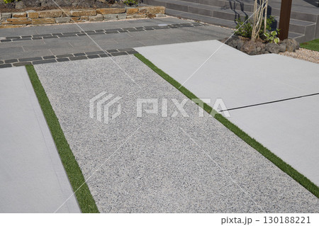 駐車場のコンクリート目地　砂利目地 130188221