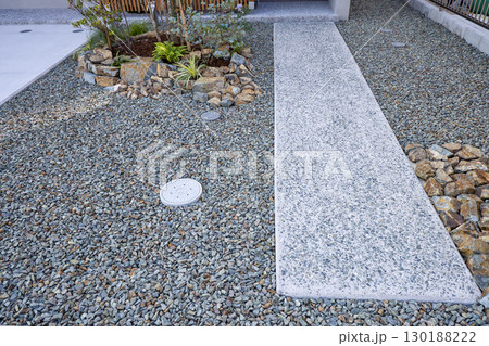 駐車場のコンクリート目地　砂利目地 130188222