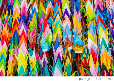 平和を願う千羽鶴 130188270