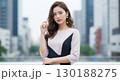 都会を背景に立つシックなワンピース姿の女性ポートレート 130188275
