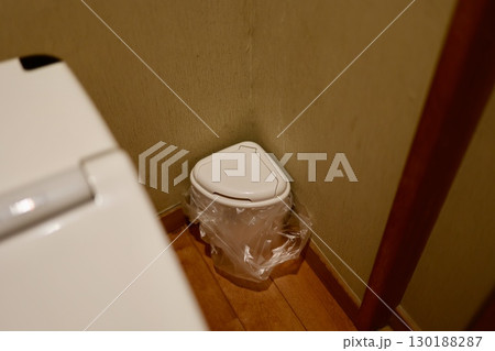 トイレの隅に置かれた白いサニタリーボックス 130188287