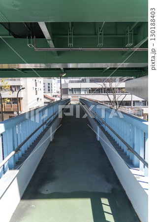 人気のない歩道橋の風景 人気のない歩道橋の風景 130188403