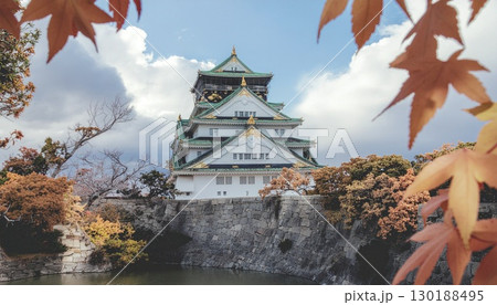 水墨画で描かれた紅葉と大阪城の趣深い秋の風景 130188495