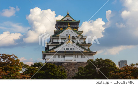 水墨画で描かれた夏の雲と大阪城の迫力ある風景 130188496
