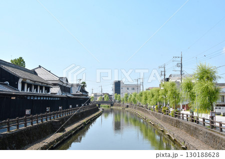 栃木市蔵の町の巴波川_01 130188628