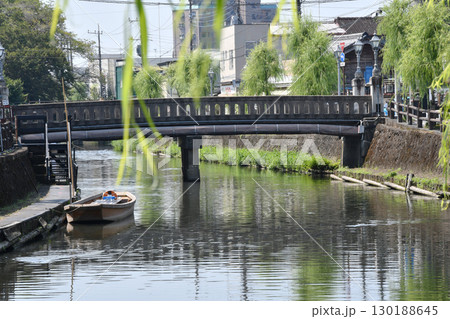 栃木市蔵の町の巴波川の遊覧船_01 130188645