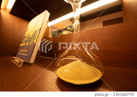 机の上に置かれた砂時計 130188779