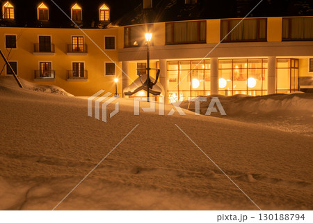 ライトアップされた冬のリゾートホテルのイメージ 130188794